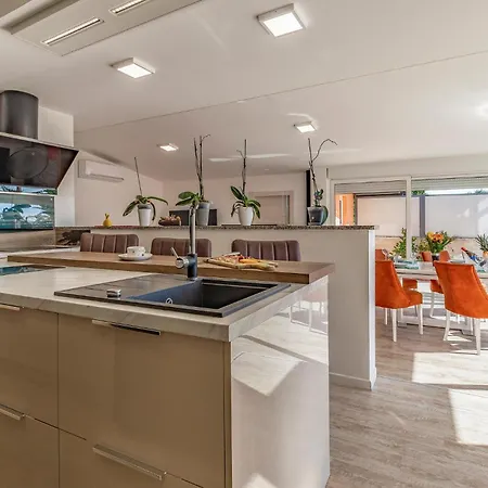 6 Bedroom Beautiful In *