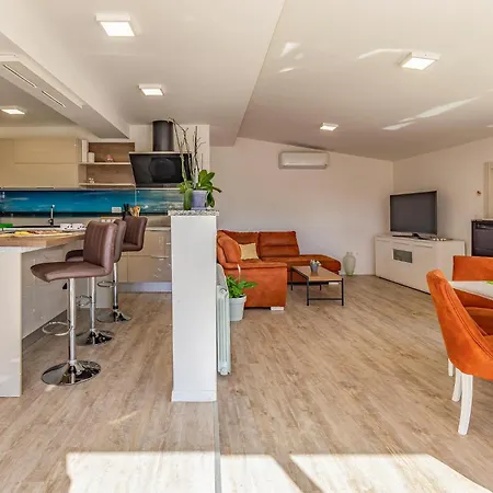 6 Bedroom Beautiful In Nyaraló *
