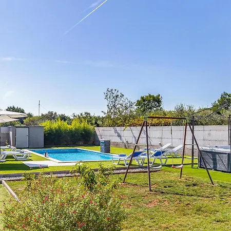 6 Bedroom Beautiful In * Medulin