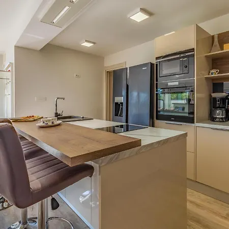 6 Bedroom Beautiful In * Medulin