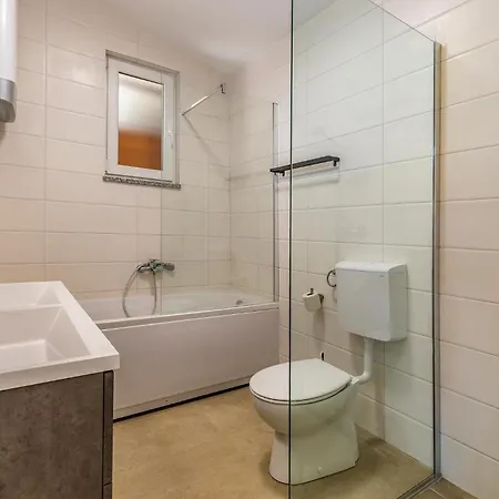 Holiday home 6 Bedroom Beautiful In *
