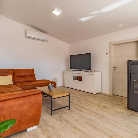Holiday home 6 Bedroom Beautiful In *