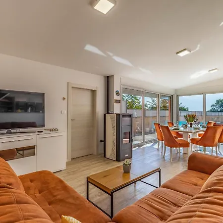6 Bedroom Beautiful In Holiday home Medulin