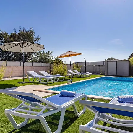 6 Bedroom Beautiful In *