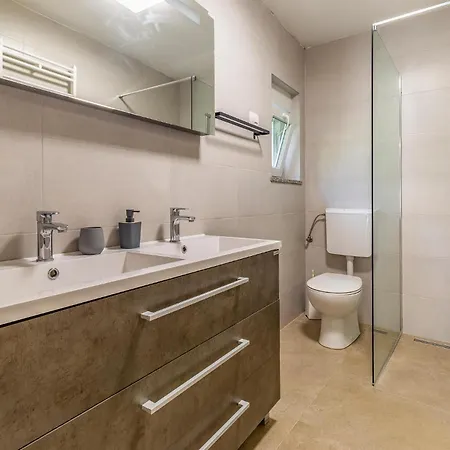 6 Bedroom Beautiful In Holiday home *