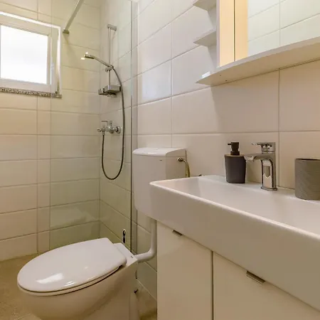 6 Bedroom Beautiful In Medulin
