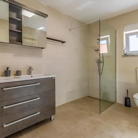 6 Bedroom Beautiful In