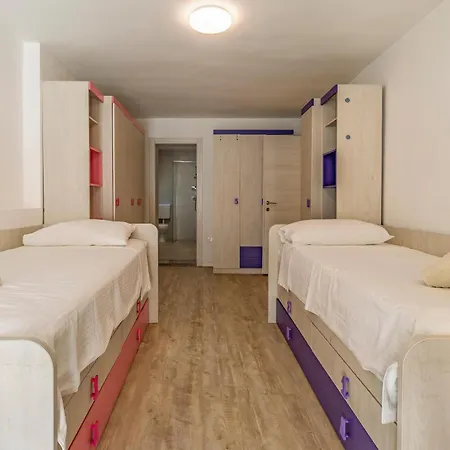 6 Bedroom Beautiful In
