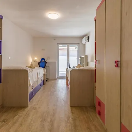 Holiday home 6 Bedroom Beautiful In Medulin