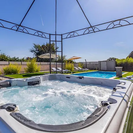 6 Bedroom Beautiful In