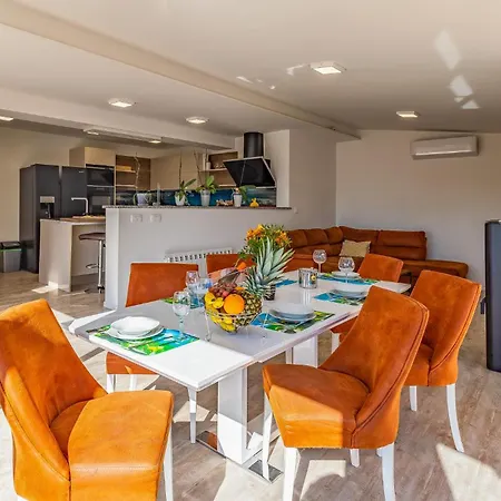 Holiday home 6 Bedroom Beautiful In